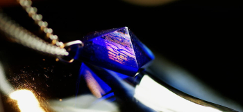 Ocean bright diamond ピラミッドのようなフォルムの内部にラメが反射します。 ラフォルム ガラスジュエリー ガラスアクセサリー
