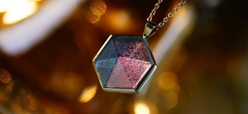 ラフォルム ガラスジュエリー ガラスアクセサリー Hexagram of snowflake 紫外線の強さや光の当たり方で色味を変えるネオラベンダーの色味をベースにした、彫金作家さんとのオリジナルコラボレーションペンダント。六角錐形状のトップ内部に…