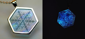Hexagram of snowflake 裏面側に雪の結晶のデザインを、そしてガラスの内部に蓄光加工を施しました。 ラフォルム ガラスジュエリー ガラスアクセサリー