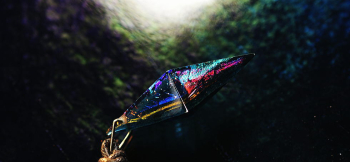 Dreamblue ～ Resonance macrocosm ～ 内部のラメは、見る角度や光の当たり方で無限の表情に変化します。 ラフォルム ガラスジュエリー ガラスアクセサリー
