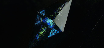 Dreamblue ～ Resonance macrocosm ～ 八面体の内部には、美しいラメが反射して煌きます。 ラフォルム ガラスジュエリー ガラスアクセサリー