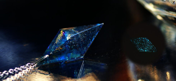 Dreamblue ～ Resonance macrocosm ～ ラメは表裏面で煌きの違う素材を使用しました。暗闇でもお楽しみいただける蓄光加工を施しています。 ラフォルム ガラスジュエリー ガラスアクセサリー