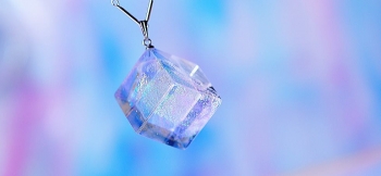 ラフォルム ガラスジュエリー ガラスアクセサリー Sparkling crystal cube 清々しいほど透明感のあるクリアーな宇宙。煌くラメと淡いブルーの神秘的なイメージを閉じ込めたガラスの立方体ペンダントに仕上がりました。見る角度や光の当たり…