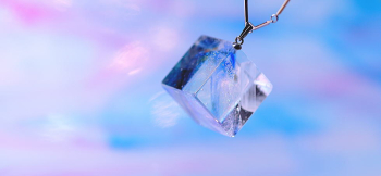 Sparkling crystal cube キューブ(立方体)のフォルム。 ラフォルム ガラスジュエリー ガラスアクセサリー