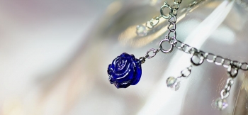 ラフォルム ガラスジュエリー ガラスアクセサリー Charming blue rose 繊細なガラスのブルーローズを、全て手作業による彫刻により再現しました。周囲には8個のクリアーガラスビーズをお付けし、トップとそれぞれのビーズはお好きな位置に設置…
