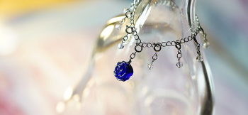 Charming blue rose 青いバラ(ブルーローズ)のトップが可愛らしい素敵なビーズブレスレット。 ラフォルム ガラスジュエリー ガラスアクセサリー