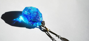 水の誕生 ～ 聖らかな水結晶 ～ 厚みのあるフォルム。氷の欠片のようなランダムなカットを全体に施しています。 ラフォルム ガラスジュエリー ガラスアクセサリー