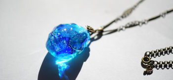 水の誕生 ～ 聖らかな水結晶 ～ 光を透過させますと、透明感のあるブルーの濃淡が美しくご覧いただけます。 ラフォルム ガラスジュエリー ガラスアクセサリー
