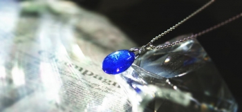 ラフォルム ガラスジュエリー ガラスアクセサリー Blue Drop ～ Fei light  ～ ライトスカイブルーをベースにした、表裏がふっくらした丸みのあるドロップタイプです。表裏両面には、ブルーグリーンの美しいラメを施しました。また、内部に…