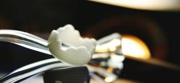 ラフォルム ガラスジュエリー ガラスアクセサリー Lace of Pure-white ホワイトを素材にレース風のカットや彫刻を施しています。ガラスを重ね合わせて細かな模様を表現するように制作しています。プリンセス風の素敵な優しさを感じさせてくれる…