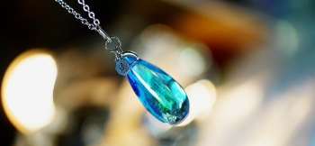 ラフォルム ガラスジュエリー ガラスアクセサリー 彩雲のBlue tear 見るものに幸せを与えるという「彩雲」。美しく澄んだ空のような青と虹色の煌きを施した美しいペンダントが完成いたしました。透明感溢れる世界にひとつの素敵なしずくタイプペンダント…