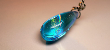 彩雲のBlue tear アクアマリンブルーの澄んだ色合いと虹の様な煌きのペンダント。 ラフォルム ガラスジュエリー ガラスアクセサリー