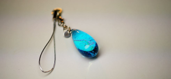 彩雲のBlue tear ストラップ金具をお付けしております。 ラフォルム ガラスジュエリー ガラスアクセサリー