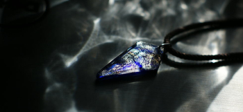 Blue galaxy ～ 虹の銀河 ～ シャープな変形ひし形のフォルム。サイドを大胆にカットしています。 ラフォルム ガラスジュエリー ガラスアクセサリー