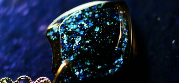 Nightstar emblem 内部には細かな青い無数のラメが星のように煌きます。 ラフォルム ガラスジュエリー ガラスアクセサリー
