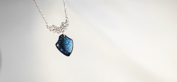 Nightstar emblem 濃紺をベースにしています。胸元を華やかに飾ります。 ラフォルム ガラスジュエリー ガラスアクセサリー