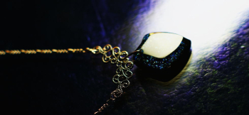 Nightstar emblem シャープなカットを全体に施しています。 ラフォルム ガラスジュエリー ガラスアクセサリー