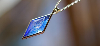 Collaborate Dreamblue ～ Mysterious Illumination ～ シャープなコラボレーション八面体ペンダント。 ラフォルム ガラスジュエリー ガラスアクセサリー