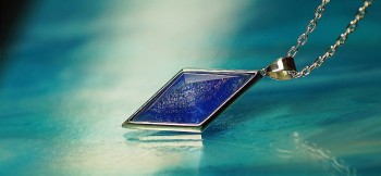 Collaborate Dreamblue ～ Mysterious Illumination ～ 八面体の周囲にSilver925製の枠を施しています。 ラフォルム ガラスジュエリー ガラスアクセサリー