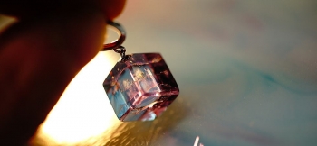 ラフォルム ガラスジュエリー ガラスアクセサリー Lavender cube 神秘的なラベンダー色をベースにした、キューブ(立方体)フォルムのイヤリング(片耳用)です。自然光では赤紫系に、蛍光灯には淡いパウダーブルー系の色合いに変わります。紫外線の…