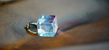Lavender cube 立方体フォルムの片耳用フープタイプイヤリング。 ラフォルム ガラスジュエリー ガラスアクセサリー
