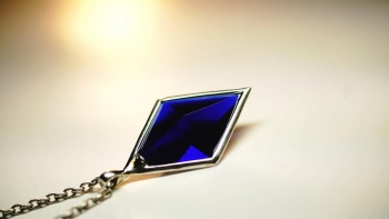 ラフォルム ガラスジュエリー ガラスアクセサリー Collaborate Dreamblue ～ Royal ～ 長く大切にご愛用いただく中で破損された、裏共にピラミッド形にした八面体のフォルムと、コバルトブルーの濃いめの高貴な美しい色味でお作りし…