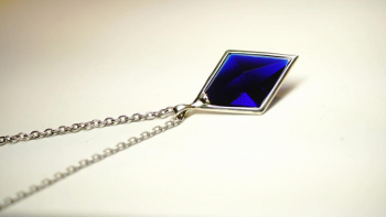 Collaborate Dreamblue ～ Royal ～ 永く大切にご愛用いただいた八面体ペンダントに新たに金属枠を設置しリメイクさせていただきました。 ラフォルム ガラスジュエリー ガラスアクセサリー