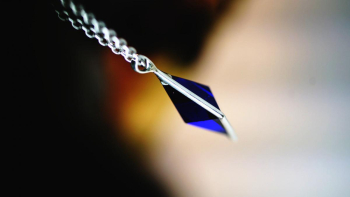 Collaborate Dreamblue ～ Royal ～ シャープな八面体トップのエッジ部分を金属枠で囲んでいます。 ラフォルム ガラスジュエリー ガラスアクセサリー