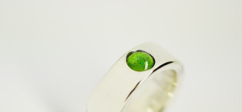 Fresh green memories 小さなラウンドカボショントップの中に「思い出の大切なもの」を封入いたしました。 ラフォルム ガラスジュエリー ガラスアクセサリー