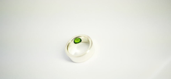 Fresh green memories 裏面を裏抜きしていますので、光を透過させます。 ラフォルム ガラスジュエリー ガラスアクセサリー