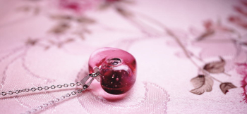 かんたん封入ペンダント / cuty peach love ふっくらとしたフォルムが可愛らしい逸品です。 ラフォルム ガラスジュエリー ガラスアクセサリー
