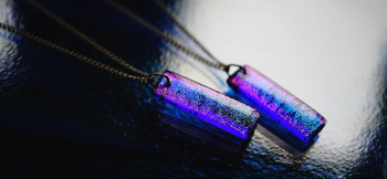 Stylish rectangle ～ Xmas night ～ 見る角度や光の当たり方で様々な表情を見せてくれます。 ラフォルム ガラスジュエリー ガラスアクセサリー