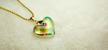 ラフォルム ガラスジュエリー ガラスアクセサリー Heart of Christmas color 可愛らしいハートに、クリスマスカラーを加えました。楽しい日に、さり気無く身に着けて頂きたいハートです。ボールチェーン付です。