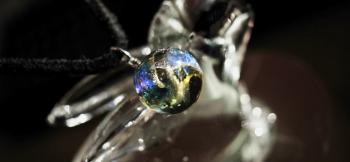 ラフォルム ガラスジュエリー ガラスアクセサリー Big Bang 宇宙をイメージした球体ネックレスです。内部には美しいダイクロ偏光ガラスやラメを数種をマーブル加工し、宇宙の美しさを表現しました。