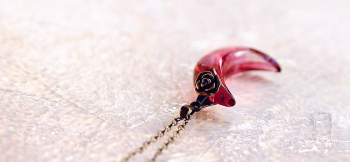 Ruby moon 薔薇のチャームとアンティークゴールドカラーの金具パーツ付き。 ラフォルム ガラスジュエリー ガラスアクセサリー