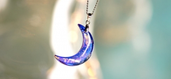 ラフォルム ガラスジュエリー ガラスアクセサリー Royal moon 神秘的な煌きのコバルトブルーの三日月。美しい煌きと色合いを光にかざしてぜひお楽しみください。