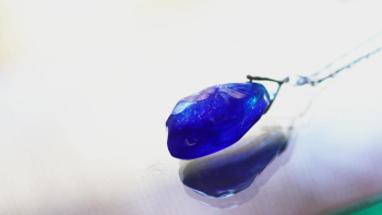 燃える水のかけら ～ 深海 ～ 『燃える水のかけら』のイメージで、より濃いめのブルーの色味でお作りしたオリジナルペンダント。 ラフォルム ガラスジュエリー ガラスアクセサリー