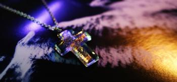 ラフォルム ガラスジュエリー ガラスアクセサリー Cross ～ Limelight ～ 優しいラインのクロスタイプネックレスです。ベースはアクアマリンブルーを使用していますので、透過いたしますと海のような雰囲気もございます。また、ラメはレインボー…