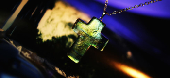 Cross ~ Limelight ~ 温かみのあるフォルムのクロスです。 ラフォルム ガラスジュエリー ガラスアクセサリー