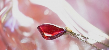 ラフォルム ガラスジュエリー ガラスアクセサリー ROSE LIP GLOSS 上品な色合いとふっくらした艶のあるフォルムが素敵な、世界にひとつのオリジナルペンダント。高貴な「ゴールドピンク」の色合いと美しい煌きを閉じ込めた、不定形のフォルムです。…