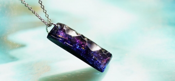 ラフォルム ガラスジュエリー ガラスアクセサリー Blue sparkling jewel 無数の星々の煌く銀河を切り取ったような美しいプレートタイプペンダントが完成いたしました。表面のランダムなカットに光を反射して煌くと共に、内部の神秘的な美しさ…