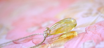 ラフォルム ガラスジュエリー ガラスアクセサリー Dichroic amber drop ～ 琥珀色の涙 ～ 流れるような煌きが満ち溢れた美しい琥珀色のしずく。「ダイクロ偏光ガラス」の煌きは見る角度や光の当たり方で、様々な表情に変化します。存在感と…