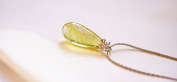 Dichroic amber drop ～ 琥珀色の涙 ～ シンプルなドロップタイプのフォルムです。 ラフォルム ガラスジュエリー ガラスアクセサリー