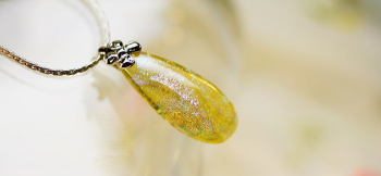 Dichroic amber drop ～ 琥珀色の涙 ～ 淡い琥珀色のライトアンバーがベースカラー。 ラフォルム ガラスジュエリー ガラスアクセサリー