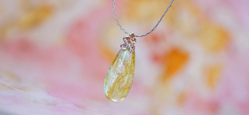 Dichroic amber drop ～ 琥珀色の涙 ～ 内部には「ダイクロ偏光ガラス」の美しい煌き。 ラフォルム ガラスジュエリー ガラスアクセサリー
