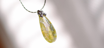 Dichroic amber drop ～ 琥珀色の涙 ～ ぜひ様々なシーンでお楽しみください。 ラフォルム ガラスジュエリー ガラスアクセサリー