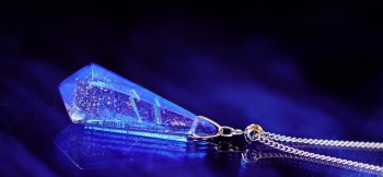 ラフォルム ガラスジュエリー ガラスアクセサリー BLUE COMET CRYSTAL 銀河や流星を閉じ込めた美しい色彩、そして、スピード感のある変形八面体のフォルムが印象的な存在感のある世界にひとつのオリジナルペンダントが完成いたしました。透明感…