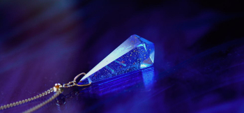 BLUE COMET CRYSTAL スピード感のある変形八面体のフォルム。 ラフォルム ガラスジュエリー ガラスアクセサリー