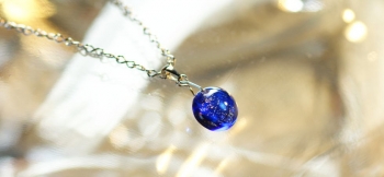 ラフォルム ガラスジュエリー ガラスアクセサリー BLUE MOON SHINE 絵本の中だけのコバルトブルーの月。もしもこんなに美しいブルーにゴールドの輝きの月が出ていたら、夜中ずっと見上げてしまいそうです。小ぶりの半球タイプはとても可愛らしく、…