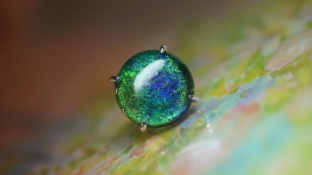 ラフォルム ガラスジュエリー ガラスアクセサリー Amazing green アベンチュリングリーンの繊細な煌きと「ダイクロガラス」の神秘的な煌きが織りなす美しい煌きをご堪能いただける、世界にひとつのオリジナルリングが完成いたしました。繊細なオリジ…